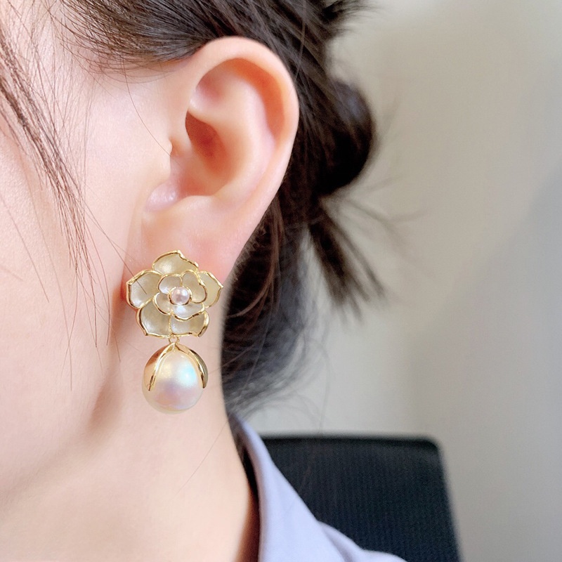 Anting Desain Bunga Aksen Mutiara Gaya Vintage Untuk Wanita