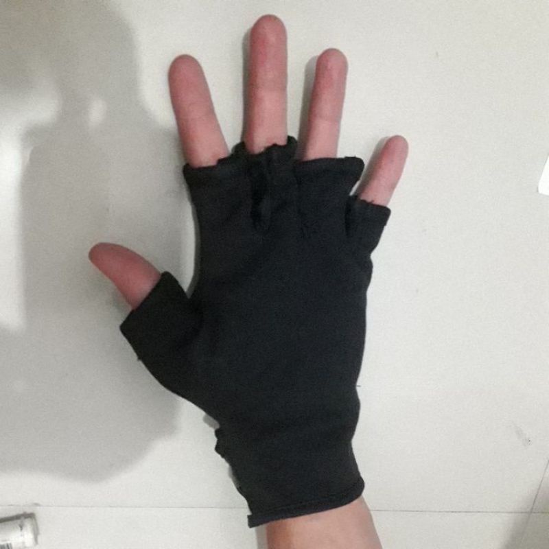sarung tangan hitam setengah jari