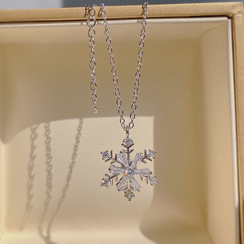 Kalung Rantai Bahan Titanium Steel Aksen Kristal Bentuk Snowflake Untuk Wanita