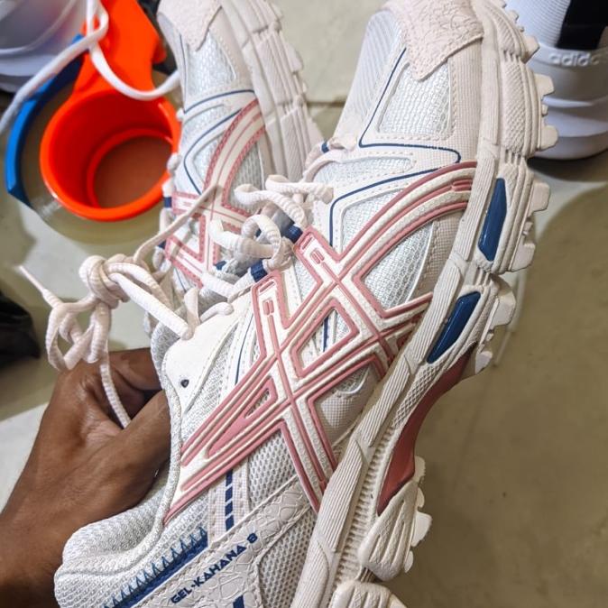 SEPATU SNEAKERS RUNNING TRAIL ASICS KAHANA WHITE CREAM PINK