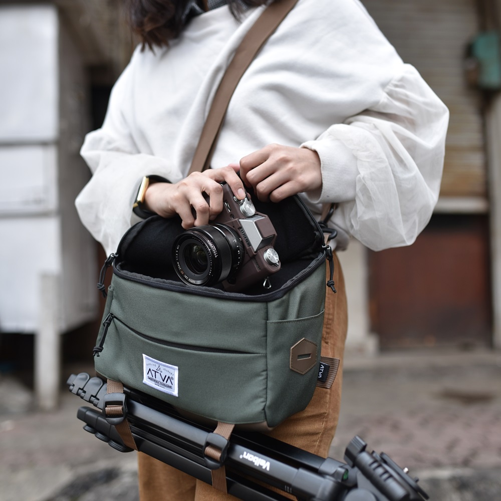 FOCUS OLIVE GREEN ORIGINAL x ATVA Tas Kamera Selempang Hijau Pria Wanita Slingbag Lensa DSLR Mirrorless Tripod Sling Bag Camera Multifungsi Casual Camera Shoulder Bag Premium Unisex Shoulderbag Tas Slempang Bahu Free Rain Cover Keren Terbaru Kekinian