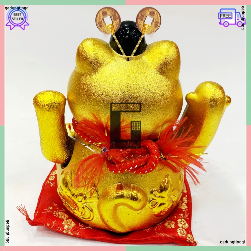 Patung Pajangan Boneka Hiasan Kucing Hoki Fengshui Maneki Neko Maneko Neki Keberuntungan Lucky Cat Jepang Cina China Keramik Ceramic Gold Emas Baterai Batrai Batre Batrei Baterry Batery Listrik Tangan Gerak Goyang Melambai Panggil Memanggil Rejeki Murah