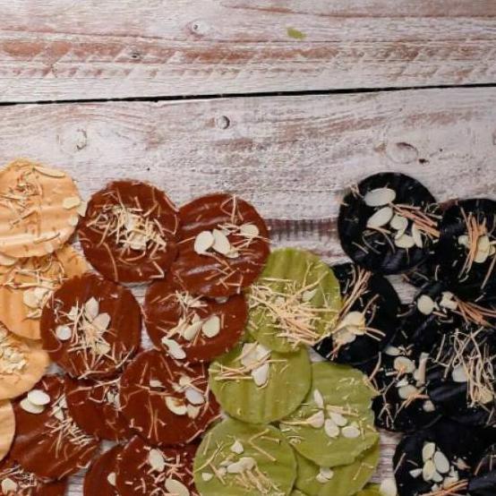 

Terbaru dan terlaris Almond crispy original product wisata rasa free packing dos !!