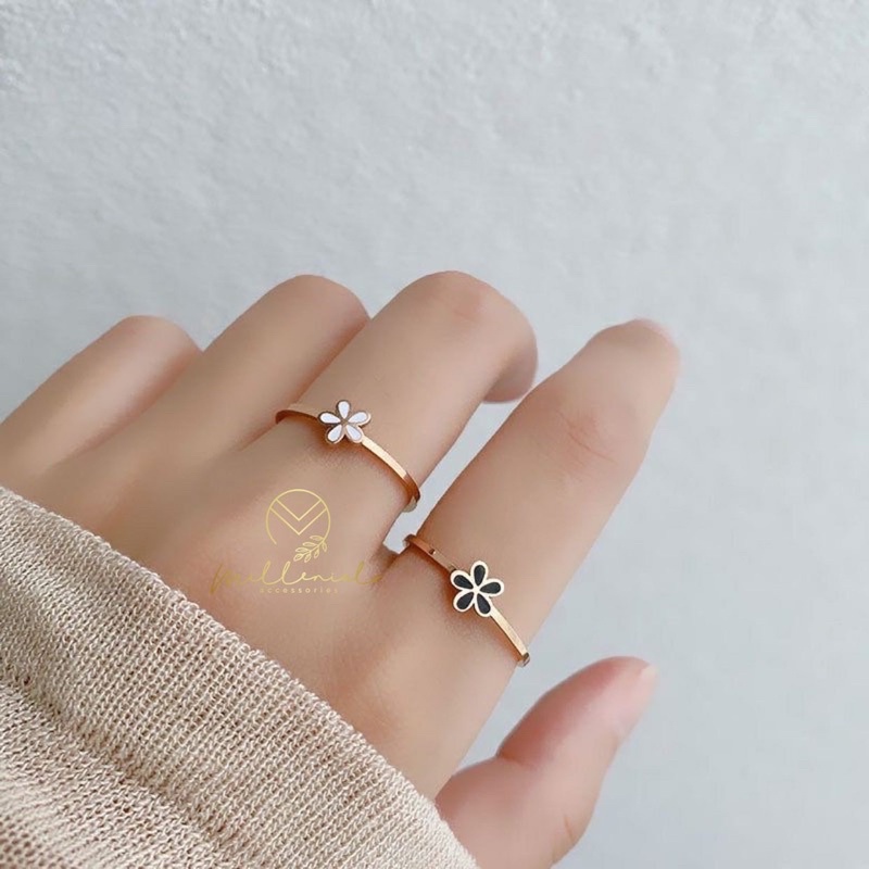 Daisy Titanium Ring Set / Cincin Duo Bunga Korea Putih Hitam Anti Karat Lapis Emas 18K