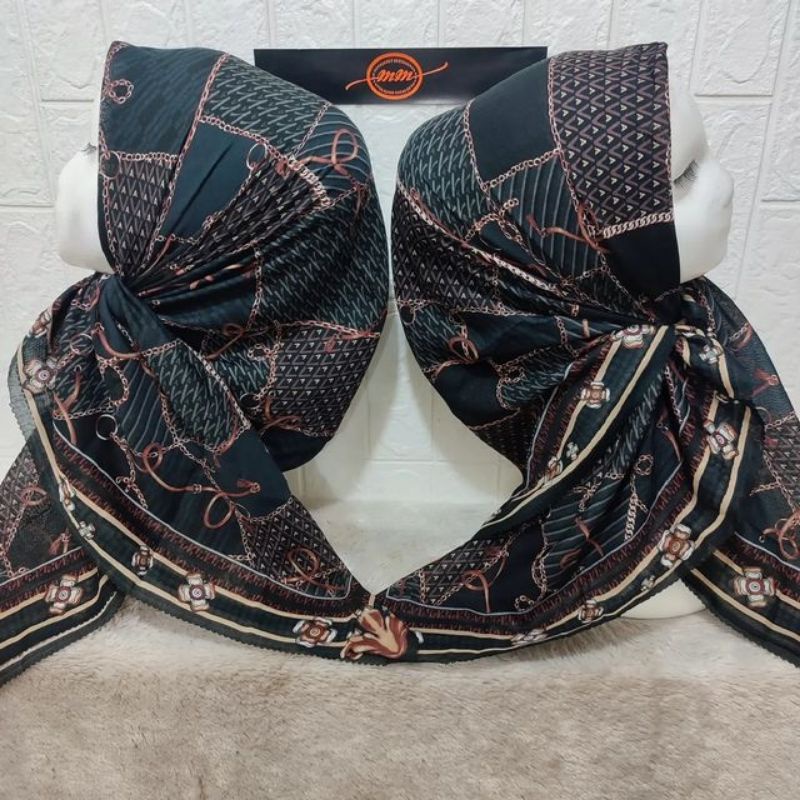 HIJAB SEGI EMPAT VOAL MOTIF RANTAI HITAM GOLD