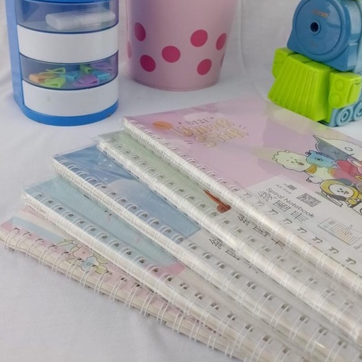 BUKU TULIS SPIRAL BTS21 UKURAN A5 ISI 42 LEMBAR SAMPUL BERGAMBAR IMUT NOTEPAD VARIANT NYA RANDOM PERLENGKAPAN SEKOLAH ANAK MOTIF BT HARGA TERJANGKAU KUALITAS TERJAMIN BISA COD
