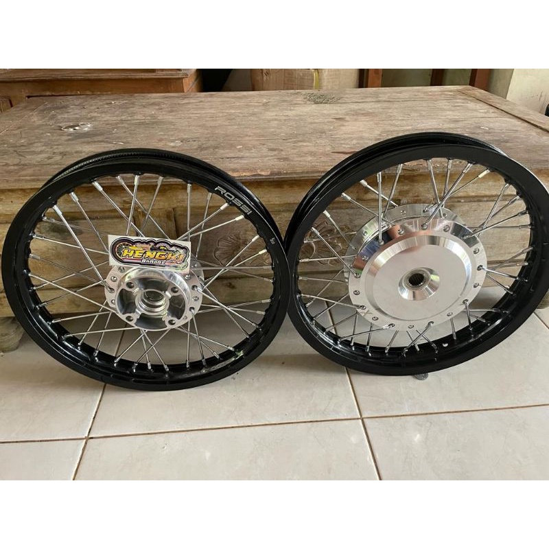 velg beat,scoopy,vario 110,spacy,genio,vario 125/150 ring v rossi uk 140/160x14 warna hitam glossy