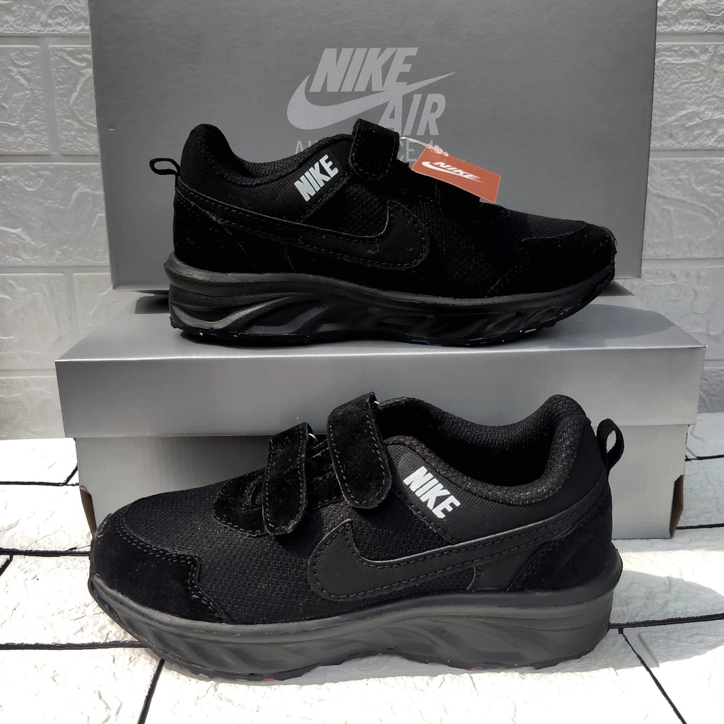 Sepatu Sekolah Hitam Full.PwerekatNike Air Hitam Polos. Sepatu Hitam Laki Perempuan