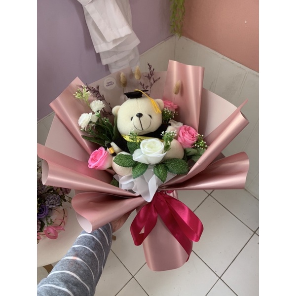 Bunga artificial +Graduation Doll