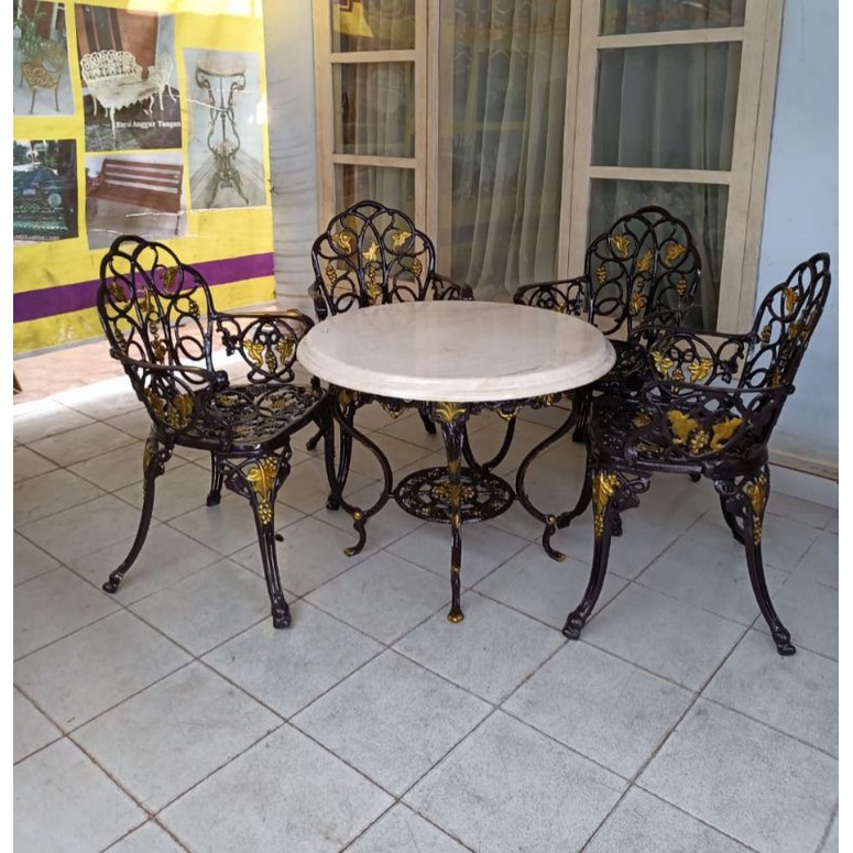 Set Meja Teras Marmer 4 Kursi Besi Ukir