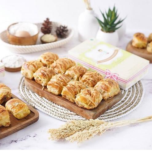 

PYPU PISANG BOLEN MOLEN GOELA SEMOET BANDUNG BEST SELLER SALE PROMO HITS NATAL CHRISTMAS PAKET PACKAGE FESTIVE SEASON CNY CHINESE NEW YEAR MOONCAKE IMLEK LEBARAN IDUL FITRI RAMADAN GIFT ORNAMEN HIASAN OLEH OLEH AUTHENTIC ORIGINAL KULINER JAJANAN COOKIES S