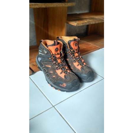 sepatu outdoor second