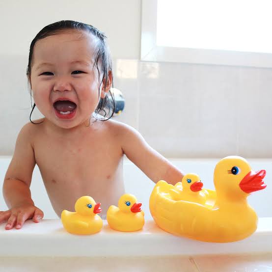 Mainan Bebek Induk  Berenang Set 4 Pcs Mainan Saat Mandi Anak Bisa Bunyi