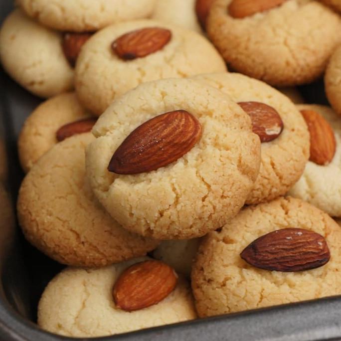 

TOP 20 PCS ALMOND COOKIES DALAM INDIVIDUAL 180GR !!!