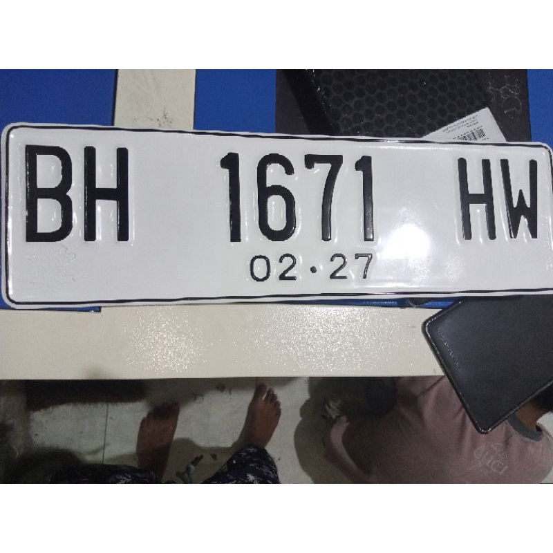 plat nomor mobil (tebal) sepasang, ukuran standar.