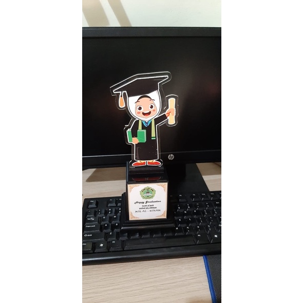 Model Terbaru Patung Wisuda Akrilik T- 25cm