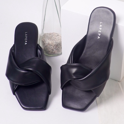 LAPEPA YUK - Sandal Wanita Teplek ARIEL Sendal Cewek Flat Kasual Model Kepang 2 Unik Size 36 37 38 39 40 Lucu Jalan Casual Santai Rumah Slop Warna BLACK Hitam Murah Sandals Pergi Selop Premium Original Kekinian Terbaru Shoes Mall Official Store