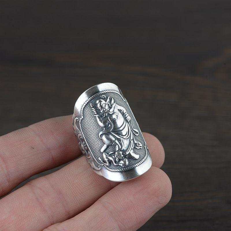 Cincin Desain Figur Zhong Kui Catch Ghost Gaya Retro Etnik China Untuk Pria