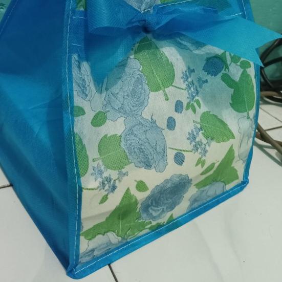 

Tas hajatan murah tas pita 20 kotak snack kotak nasi 20 x 20 - Merah