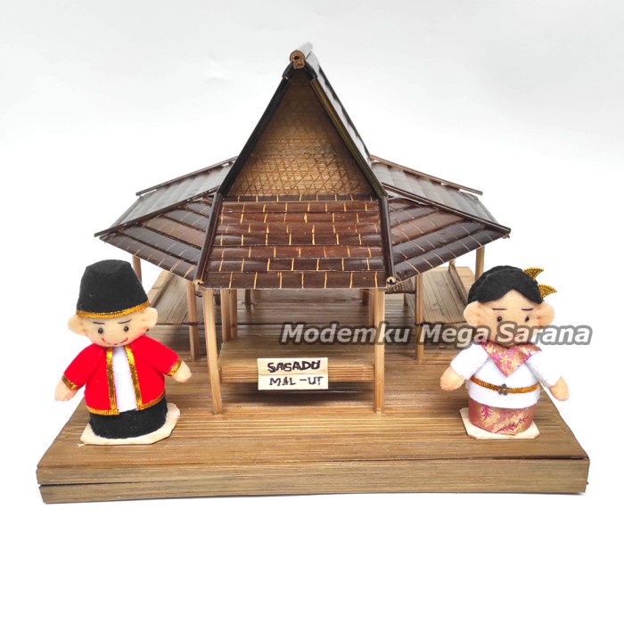 Miniatur Rumah Adat Sasadu Maluku Utara - 30x30 cm