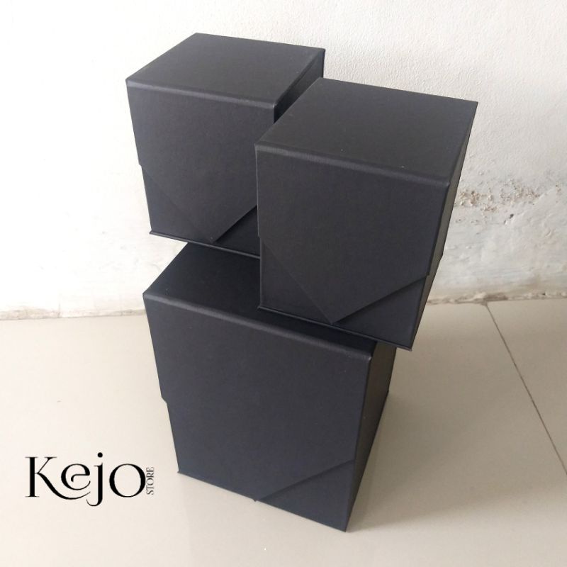 

Kotak kado gift box ukuran 15cm x 15cm x 15cm warna hitam linen