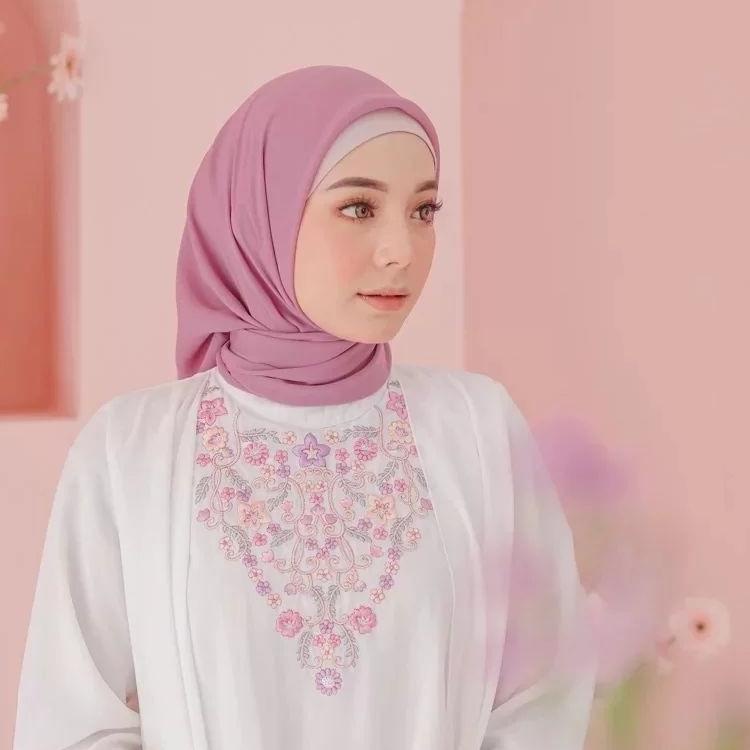 Booming hijab segi empat BELLA SQUARE bahan pollycotton premium warna pink fanta / fuschia