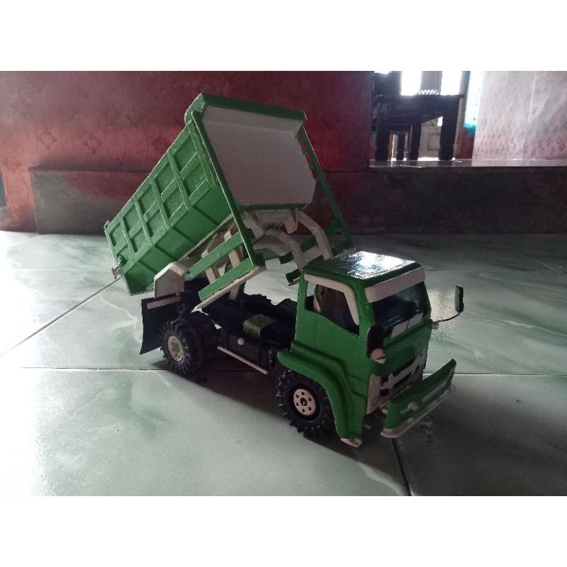 miniatur truk plastik dump full spek bisa oleng(Isuzu giga)