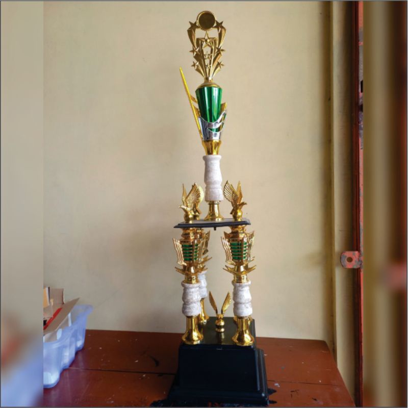 Piala trophy 4 kaki pagoda + perisai besar +mahkota + marmer kecil+ marmer besar