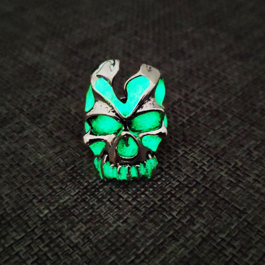 Cincin luminous Bahan alloy Bentuk Tengkorak Gaya Retro Untuk Pria