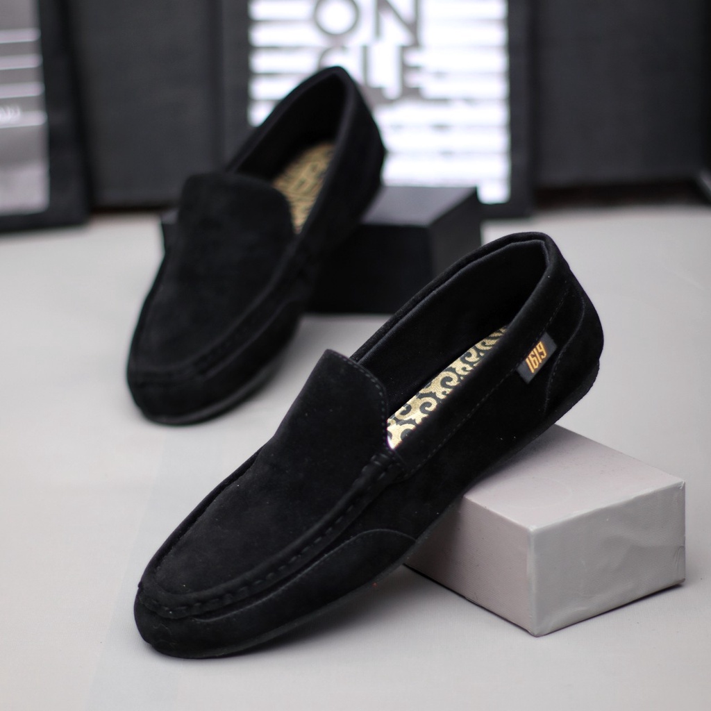 MOLK Sepatu Slip On Pria Casual Kulit Sintetik Slop Hitam Cowok Trendy Simple Original Footwear