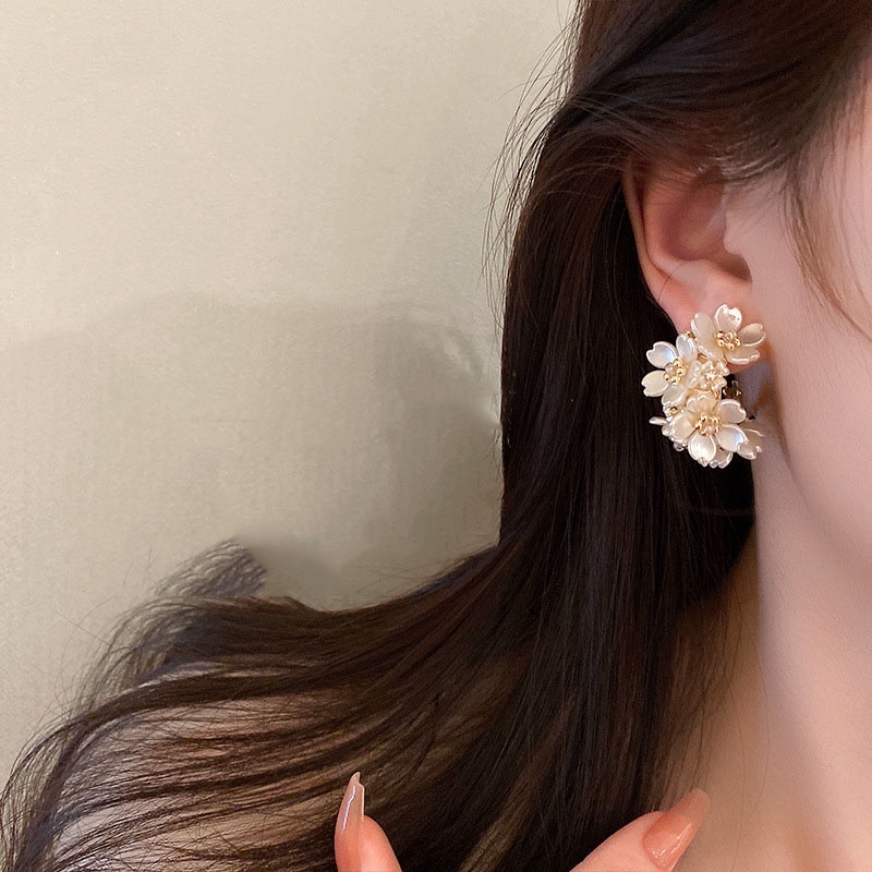 Anting Tusuk Desain Bunga Putih Hias Berlian Imitasi Untuk Wanita