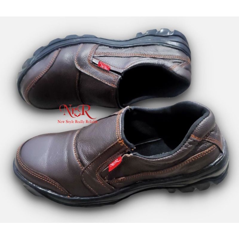 Sepatu safety asli kulit low cut coklat sol karet lentur kerja proyek ujung ada besi