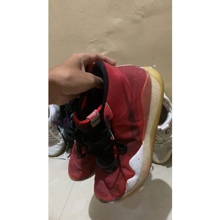 KD 12 “University Red”