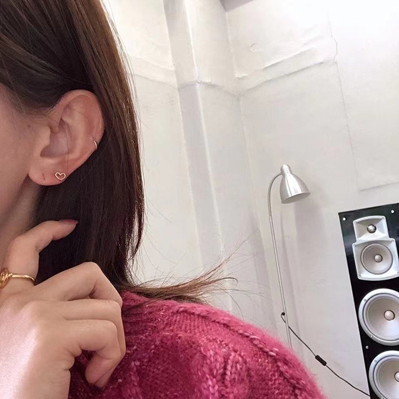 1 Pasang Anting Stud Mini Bentuk Hati Hollow Hypoallergenic Warna Silver Gaya Korea Untuk Wanita