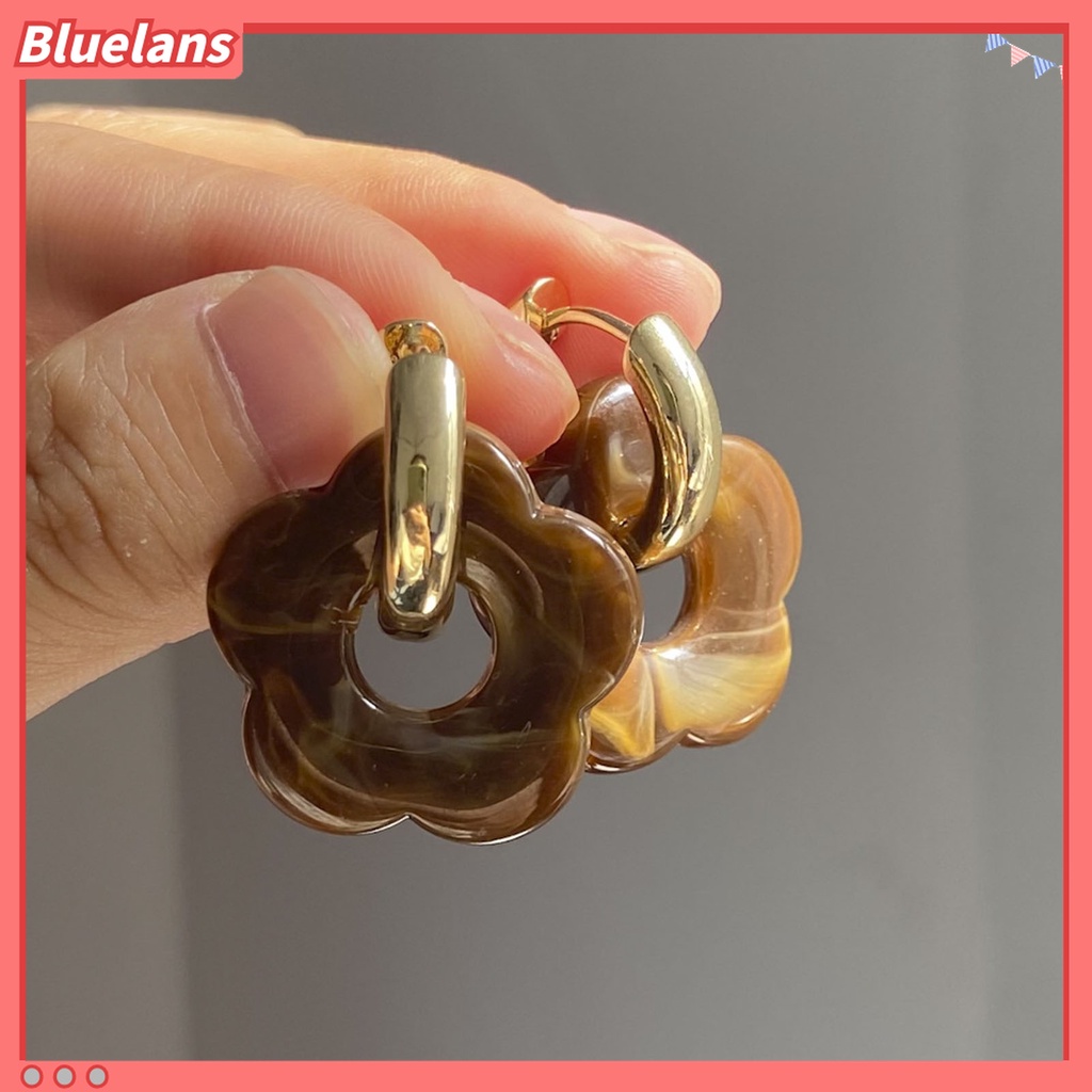 1 Pasang Anting Bentuk Bunga Model Hollow Out Bahan Resin Untuk Wanita