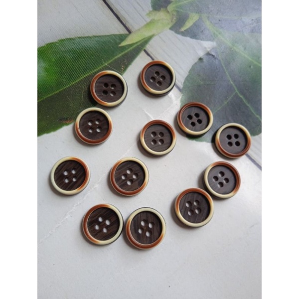 kancing baju kayu 13 mm coklat gelap