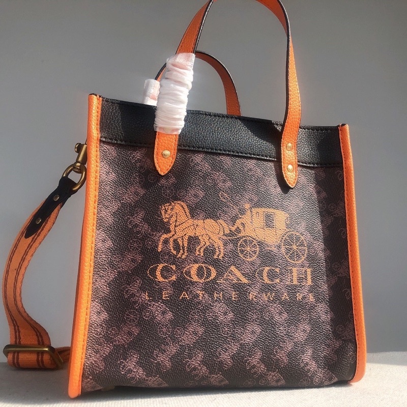 Coc C8456 Field Tote 22 With Horse And Carriage Print And Carriage Badge