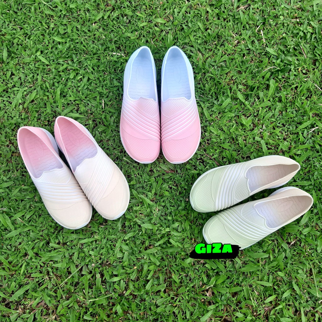 Sneakers Wanita Warna Putih Bahan Karet Anti Air Tanpa Sambungan