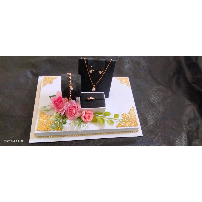 Tempat perhiasan kalung dan gelang dan cincin pernikahan mahar seserahan