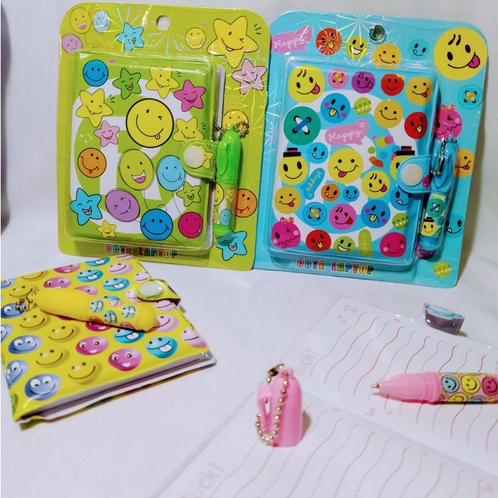 PAKET 2 IN 1 EMOJI SMILE CUTE SPECIAL EDITION ISI NOTEPAD DAN MINI PEN HARGA TERMURAH ADA 4 PILIHAN WARNA PAKET ALAT TULIS MURAH SET 2IN1 GAMBAR EMOTICON READY GROSIR DAN COD