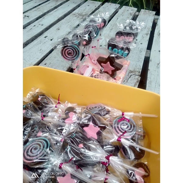 

coklat lolipop.coklat stik. full coklat tidak ada isian didalamnya. isi 10 pcs. makanan ringan. coklat karakter. coklat olahan.