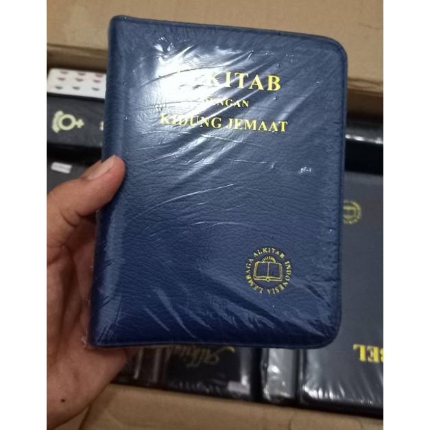 Alkitab dengan kidung jemaat bersampul kulit imitasi ukuran Kecil