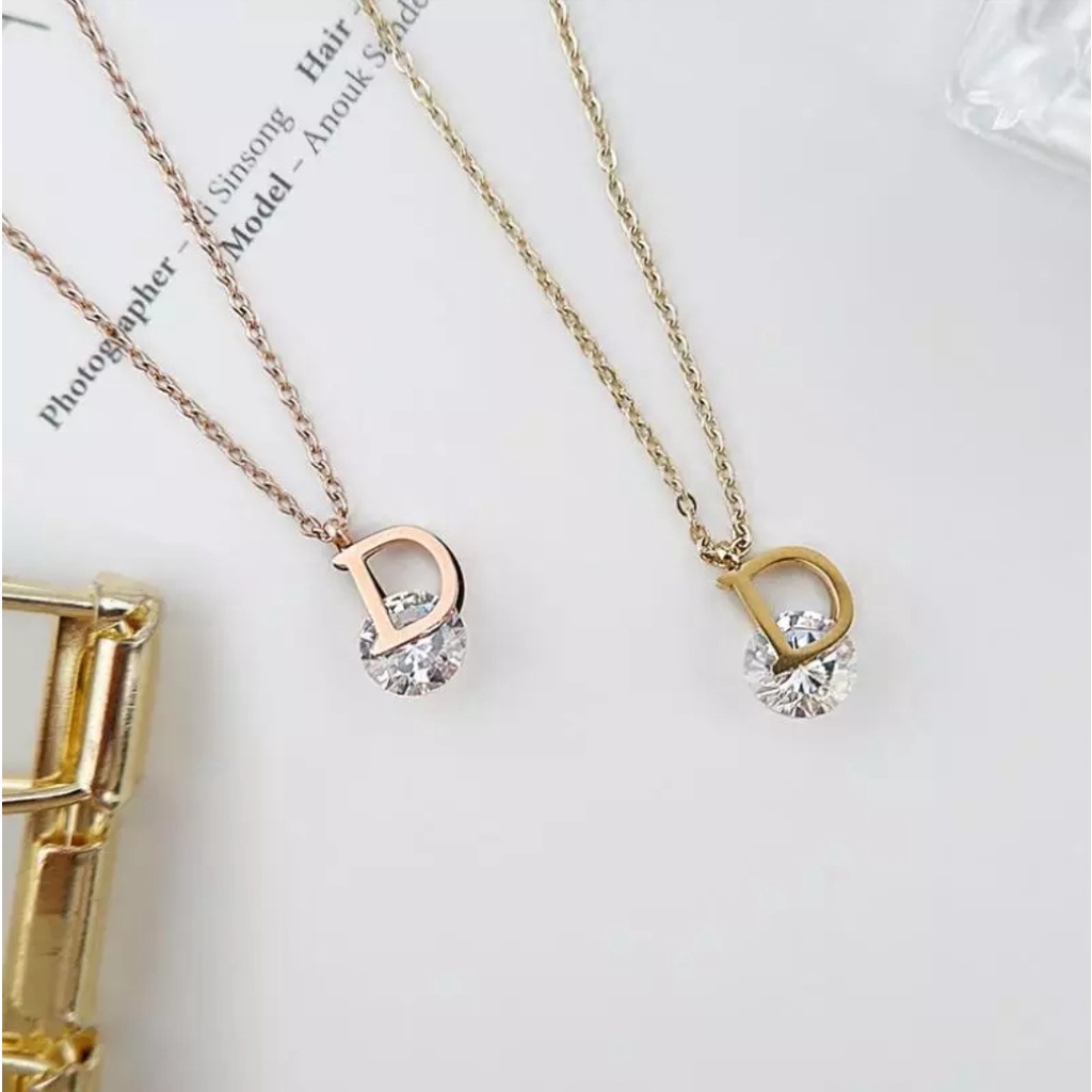 Kalung Titanium Model Huruf D Diamond Artificial Dengan Warna RoseGold dan Gold