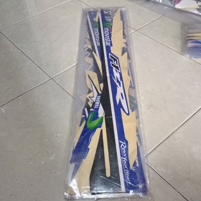 striping stiker les body Yamaha fiz r Movistar biru