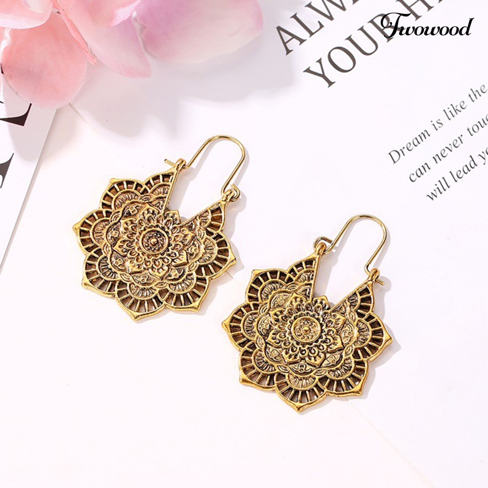 Anting Dangle Leverback Desain Ukiran Bunga Hollow Out Gaya Vintage Untuk Wanita