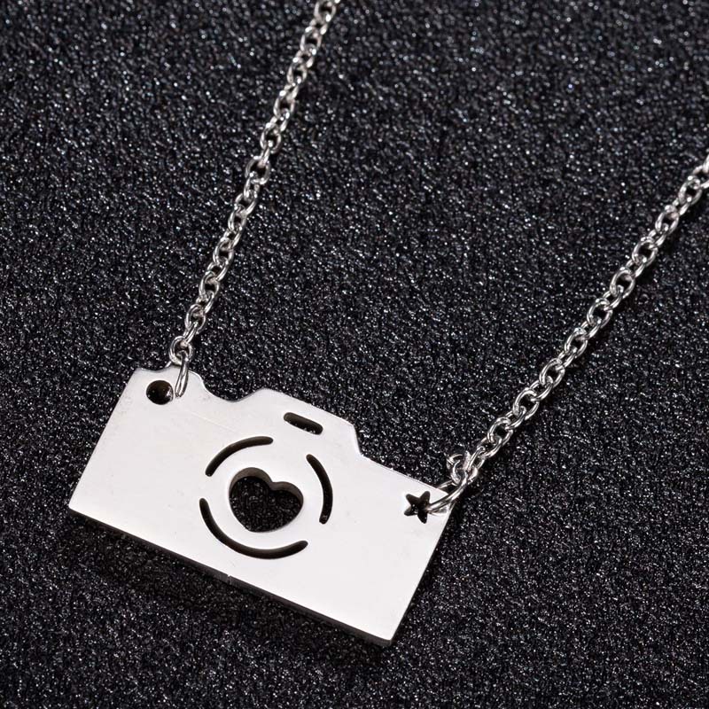 New Girl's Geometric Hollow Heart Shaped Pendant Necklace ins European and American Camera Collar Chain
