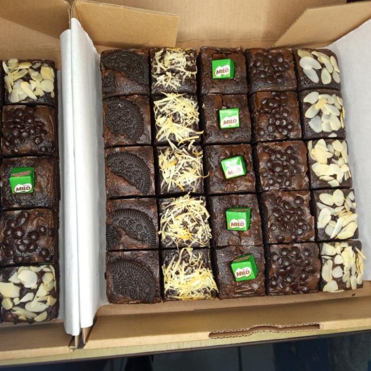 

HOT Product BROWNIES SHINY CRUST/FUDGY BROWNIES/BROWNIES SEKAT 20X20 !!!