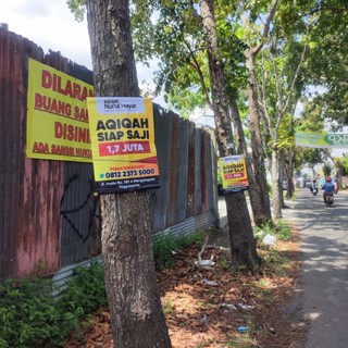 Jual CETAK BANNER TIANG PENUNJUK ARAH - BANNER RONTEK POHON PINGGIR