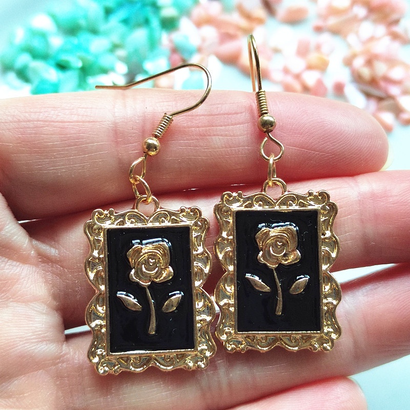 Anting Kait Gantung Plating gold Desain Mawar Gaya Istana / Klasik Kreatif Untuk Wanita