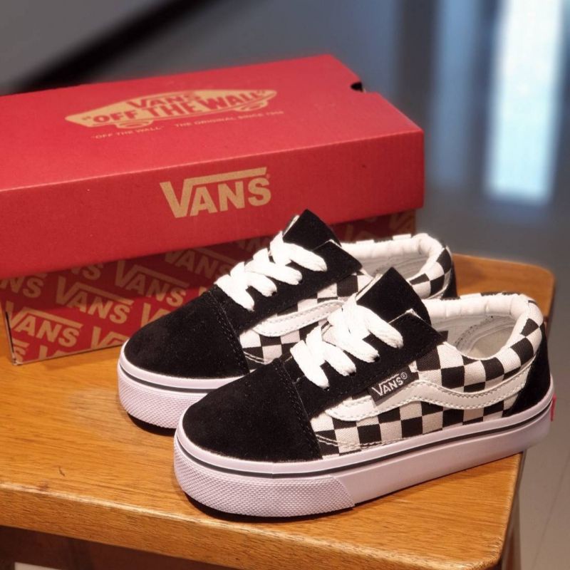 sepatu anak vans sepatu anak vans oldskool catur black white sudah termasuk box &amp; kaus kaki .